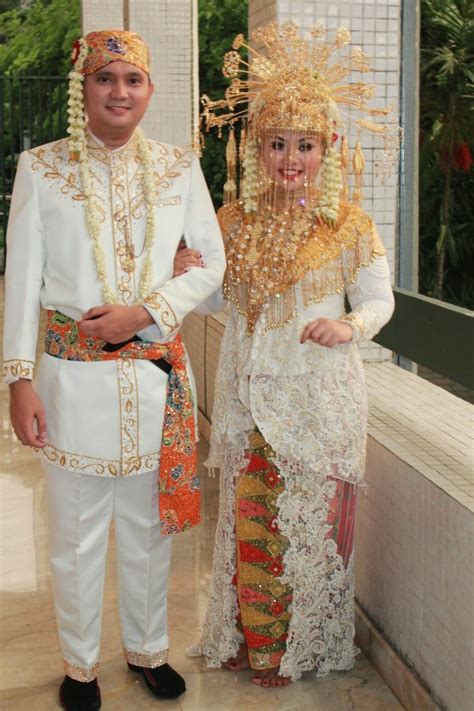 24,703 likes · 60 talking about this. Ini Dia Baju Adat Pengantin yang Tetap Bisa Kamu Pakai ...