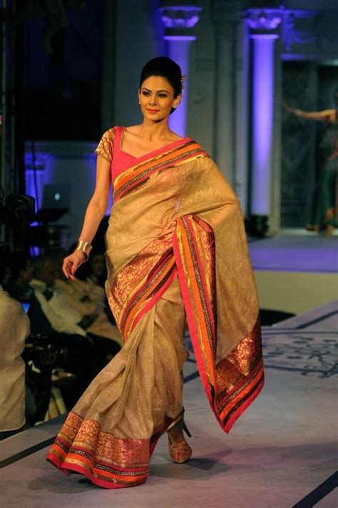 Model Anchal Kumar Walks The Ramp In Rajguru Creation Bollywood Fashion Indian Bridal Lehenga