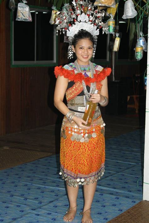 Ia sering menjadi hidangan wajib semasa perayaan hari gawai. Hasil carian imej untuk pakaian tradisional iban | Lace ...