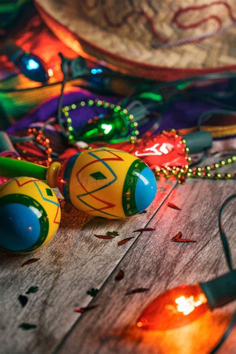 Fiesta Maracas Colorido Entre Cinco Beads And Lights Foto De Archivo