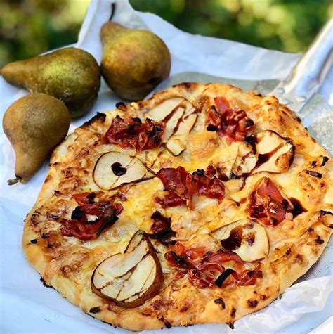 Prosciutto Pear Pizza With Spicy Cider Onions Usa Pears