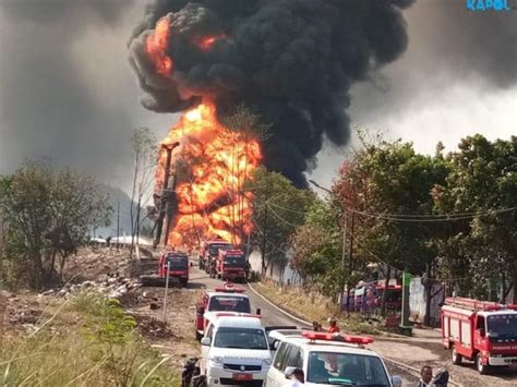Kejadiannya 14.00 wib sekarang sedang ditangani menunggu dari pertamina yang khusus memadamkan api yang berasal dari pipa pertamina, ujarnya. Pipa Pertamina Meledak, WN China Operator Crane Proyek ...