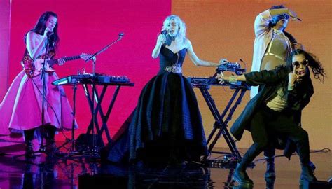 Jimmy fallon ретвитнул(а) bill gates. Grimes. L'esibizione da Jimmy Fallon con "Flesh Without ...