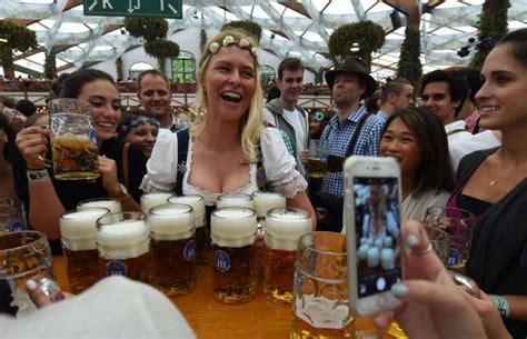 oktoberfest photos from the world s largest beer festival and traveling funfair 54 pics