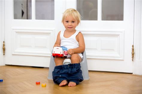Wenn ihr kind abends noch viel durst hat und reichlich flüssigkeit zu sich nimmt, ist das wecken unumgänglich, damit es mit dem nachts trocken bleiben klappen kann. Trocken werden & Toilettentraining - 9monate.de