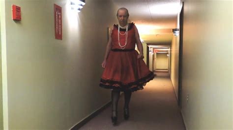 ホテルの廊下に赤いシシードレスを着たシシー・レイ Xhamster