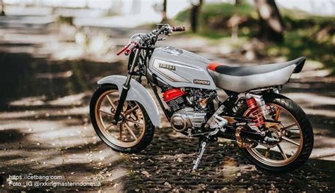 Jika diwaktu sebelumnya kami membahas mengenai modifakasi yamaha f1z r, diwaktu sekarang ini kami akan mencoba mengulas dari motor. Foto Modifikasi Yamaha RX King Pelek Palang atau Bintang