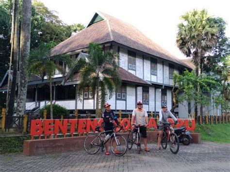 Etransportasi.com menyediakan informasi harga tiket bus, tiket kereta api, info transportasi umum dan objek wisata di indonesia. Benteng Somba Opu - Objek Wisata Bersejarah Makassar