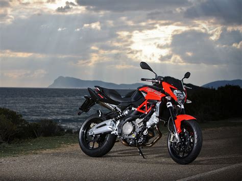 The bike has that typical aprilia design with lots of aggressive lines and it just look phenomenal. 2013 Aprilia Shiver 750 pictures and specifications