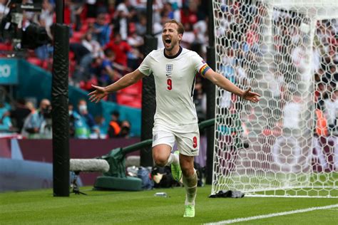 Harry kane england shirts are at the ready within our wide range of england national team apparel for every football fan out there. England kit man reveals Harry Kane's dressing room team ...