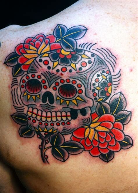 Tra le tante versioni del teschio messicano possiamo citare anche quelli in bianco e nero. tatuaggi teschi messicani, un disegno colorato realizzato ...