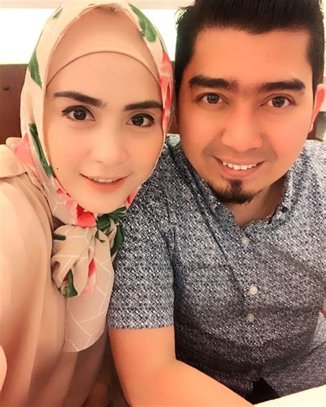 Ahead, we will also know about ustad solmed dating, affairs, marriage, birthday, body measurements, wiki, facts. 10 Potret April Jasmine, Istri Ustad Solmed yang Kerap ...
