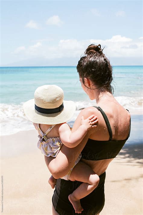 Mother And Daughter At The Beach Del Colaborador De Stocksy Pink