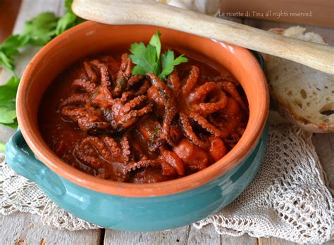 Nel frattempo lavate i moscardini sfregandoli bene nei tentacoli per eliminare le impurità. Sugo di moscardini