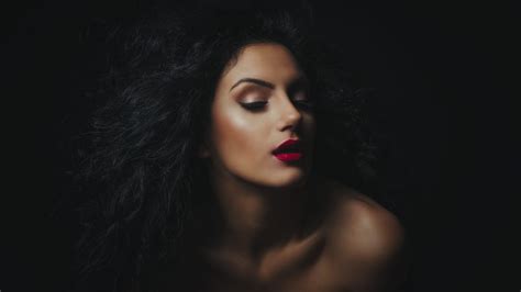 512551 Women Model Wavy Hair Black Hair Makeup Eyeliner Red Lipstick