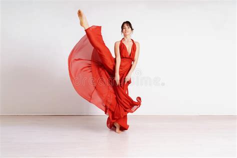 Bailarina Con Un Vestido Rojo Volador Bailarina Bailando Sobre El