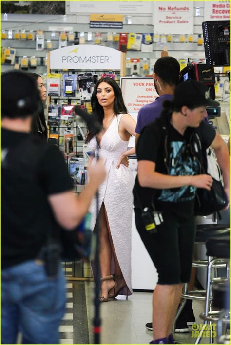 Kim Kardashian Gets Cameras Flashing Like Crazy With Her Toned Legs