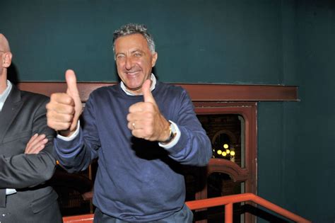 Il primo spettacolo, infatti, è stato proprio dedicato a raffaele viviani, lo abbiamo rappresentato nei luoghi dov' era ambientato, porta capuana e piazza. Barbareschi, Dandini, Laurito e Sorrentino riaprono il ...