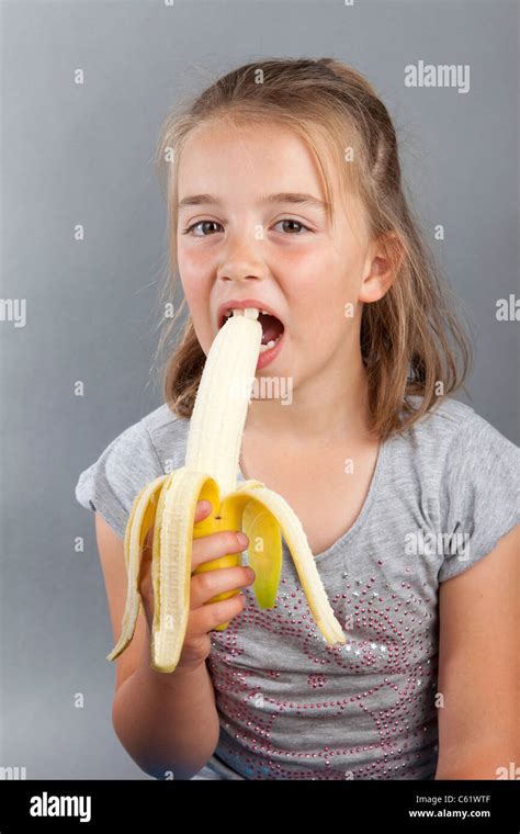 ein junges mädchen eine reife geschälte banane essen stockfoto bild 38150911 alamy