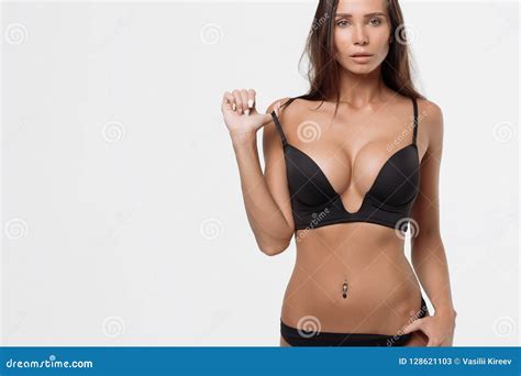 A Menina Bonita Nova Mostra Lhe Os Peitos Lindos Imagem De Stock