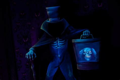 Hatbox Ghost Materializes At The Haunted Mansion At Walt Disney World