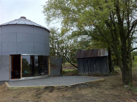 There are literally dozens of grain silo home plans across the internet, but the one with greatest credibility is one published by mother earth news in 2010. Cute Cabin Is Made Out of Old Grain Silo in 2020 | Grain ...
