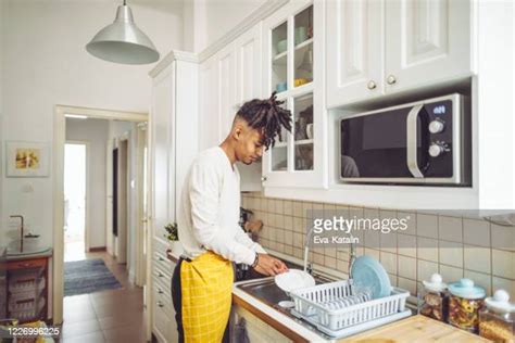 man washing dishes stock fotos und bilder getty images