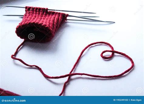 Unfinished Wool And Knitting Needle Design Red Thread And Tangle