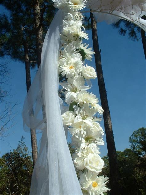 Many brides want their wedding ceremony to have a gorgeous and personalized backdrop, because it is in front of this arch that many magic and touching moments occur, and many memorable photos are taken. Unique Floral Arrangement Ideas for Events & Homes: Daisy ...