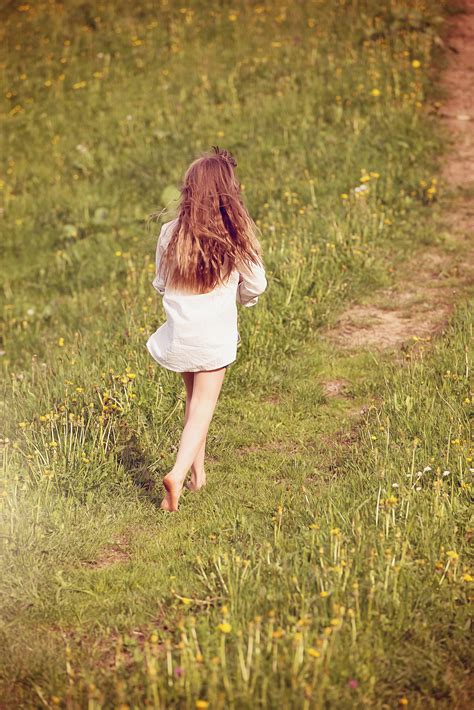무료 이미지 숲 사람 식물 소녀 사진술 목초지 햇빛 아침 잎 꽃 운영 여름 여자 산책 모델 봄