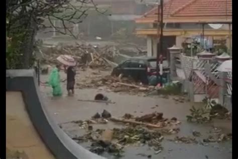 Curah Hujan Tinggi Kota Batu Diterjang Banjir Bandang Fokus Satu