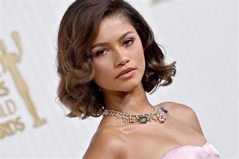 Zendaya Sag Awards Red Carpet Glam Shes Back And Better Than Ever