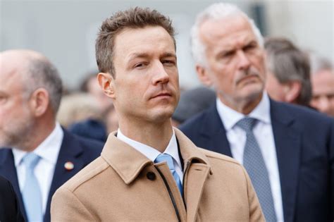 Sänger wurde nach der hochzeit mit freundin caro zum familientier. Österreichs Kanzleramtsminister für Asylzentren außerhalb ...
