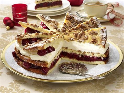 Streuselkuchen mit pudding und himbeeren jetzt ausprobieren. Spekulatius-Kirsch-Torte Rezept | LECKER