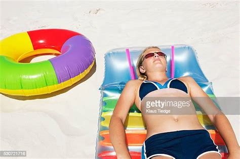 60 Meilleures Girl Laying On Stomach Photos Et Images Getty Images