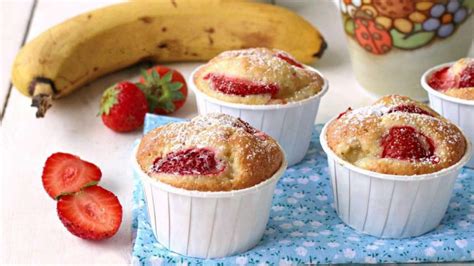 Muffins aux fraises et aux bananes délicieux et parfumés