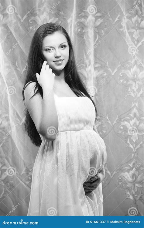 Молодая красивая сексуальная и стильная беременная женщина Стоковое Изображение изображение