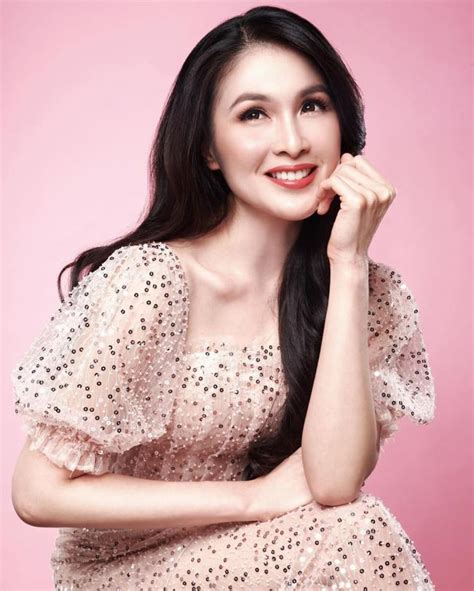 She has a unique and exotic look with curls anyone would die for. Profil dan Biodata Sandra Dewi Plus Foto Lengkap