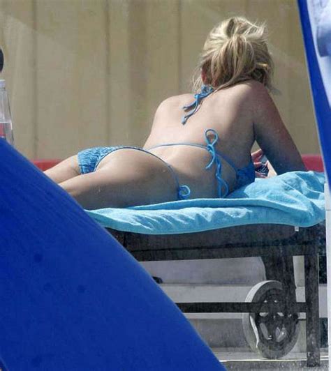 Kristin Cavallari Exposing Her Sexy Body And Hot Ass In Bikini On Pool