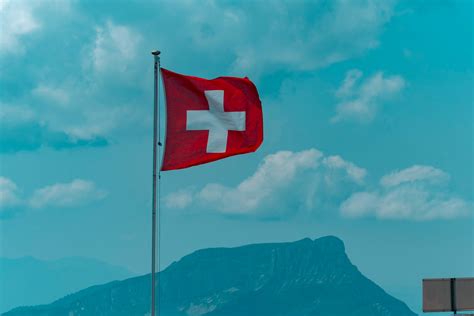 Suiza Y Su Bandera La Historia De Un Símbolo Del País Colegio Suizo