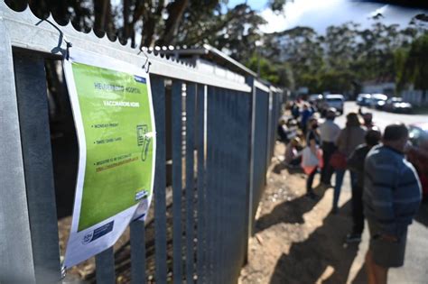 Certificate that they have received two doses of vaccine used in the eu ((pfizer, moderna, astrazeneca, gamaleya, sinopharm), or if 14 days have passed from the time they received one dose if the vaccine is administered in a single dose (janssen/johnson&johnson). 'Chaos' toe mense in lang tou wag vir inentings | Netwerk24