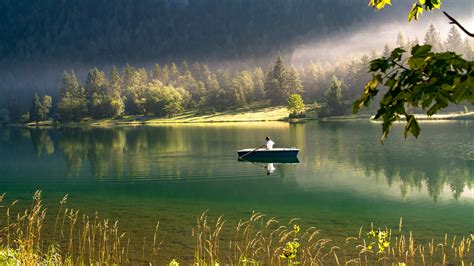 Картинки река лодка лес красивая природа обои 2560x1440 картинка