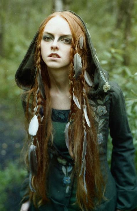Eine Hexe Im Wald Mit Feder In Den Haaren Rote Haare Grünes Kleid