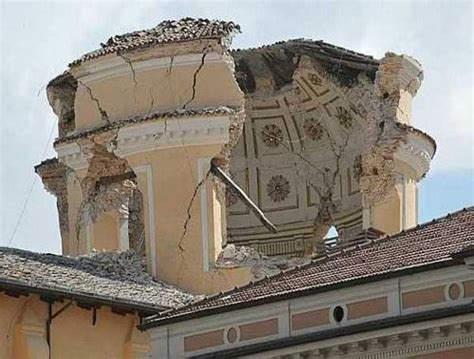 Undici le vittime e un centinaio i feriti, mentre gli edifici danneggiati risultarono circa 80mila tra cui molti e importanti luoghi d'arte. 26 settembre 1997, un violento terremoto colpisce Umbria e ...