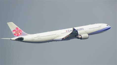 Filecal Airbus A330 300 B 18301 Climbing Up 20111227 Wikimedia