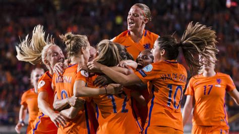 Vi volgt het experiment van de bondscoach op de voet. Nederland na 3-0 zege op Engeland in EK-finale | NOS