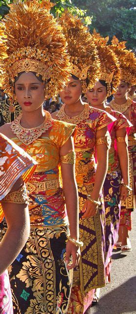 Women In Traditional Balinese Dress Bali Indonesia Traditional