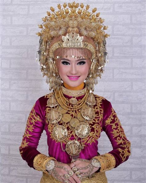 باجو کوروڠ‎‎) ialah pakaian tradisional untuk wanita melayu. 10 Daftar Terlengkap Pakaian Adat Aceh, Aksesoris ...