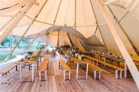 Eine Vintage Hochzeit im Zelt mit Bierbänken & Co ...
