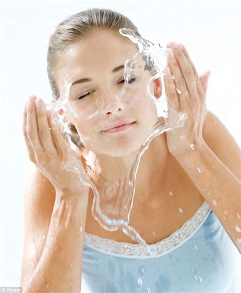 Moisturiser Makes Our Skin Lazy And Less Able To Hydrate